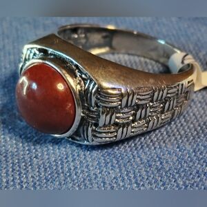 💥RED OR GREEN JADE,💥 -SET IN A STERLING SILVER BASKET WEAVE MOTIF. SIZE 9